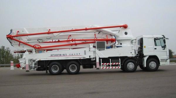 China 8×4 HOWO Cement Pump Truck / Concrete Boom Pump Truck For Construction supplier