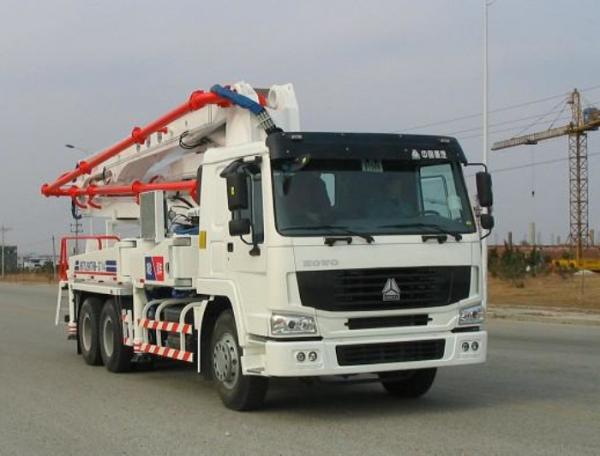 China Safety Electronically Control Concrete Pump Truck Strong Stability With HOWO Chassis supplier