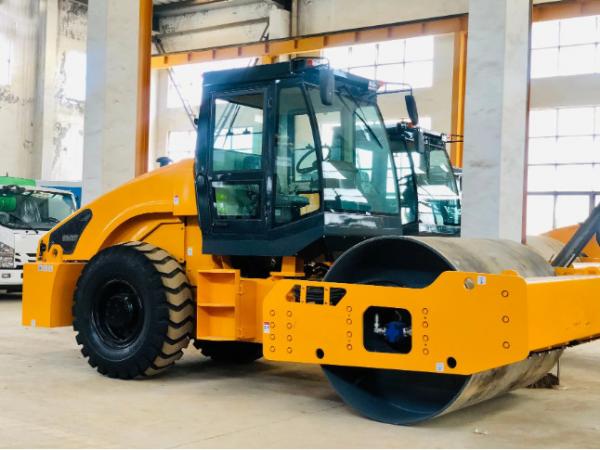 China 2900mm 10 Ton Vibratory Road Roller With 82KW Diesel Power supplier