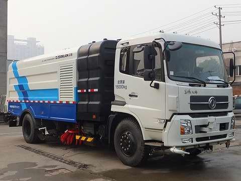 China 6000 liter water tanker trucks , small oil tanker 8500 liter , bitumen tank trailer for sale supplier