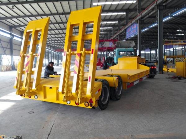 China Economic 2 Axles 40 Tons Low Bed Semi Trailer With Heavdy Duty Steel Spring Ramps supplier