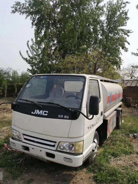 China Diesel Used Tanker Trucks Oil Transportation JMC Used Refueling Truck 5 Ton supplier