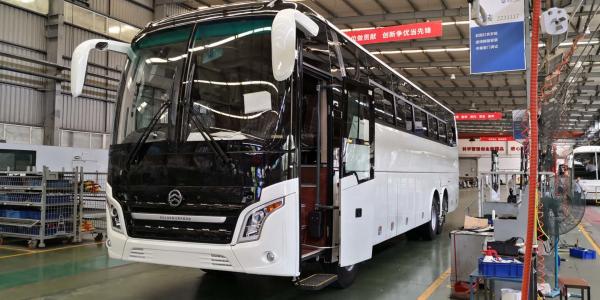China New Brand Double Axle Euro II Diesel Tour Bus Front Cummins Engine Buses 58-70 Seats Used Golden Dragon XML6125 supplier