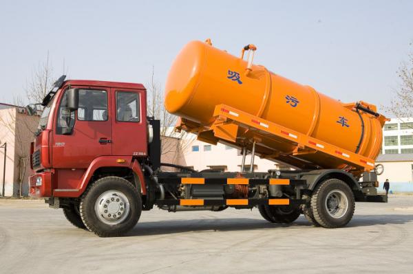 High Efficiency Sinotruk Sewage Suction Truck For Industrial Washing Operations