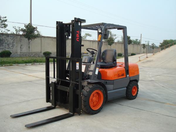 2 3 4 Ton ISUZU Energy Saving Engine Diesel Powered Forklift Forklifts Used In Warehouses