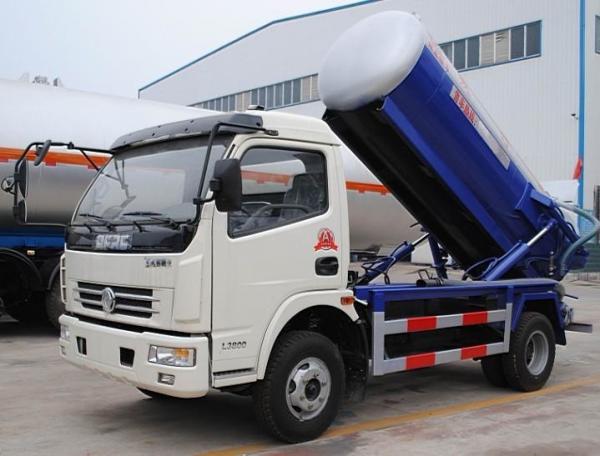 Dongfeng 4×2 Fecal Sewage Suction Truck with ITALY Vacuum Pump small 5000L Sewel Jetting