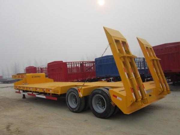SKD Type Low Bed Trailer Truck , Gooseneck Flatbed Lowboy Trailers For Machine Transportaion