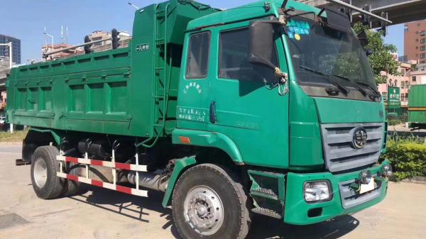 10 – 30 Ton Used Construction Trucks 4×2 235HP 2009 Years With Good Condition