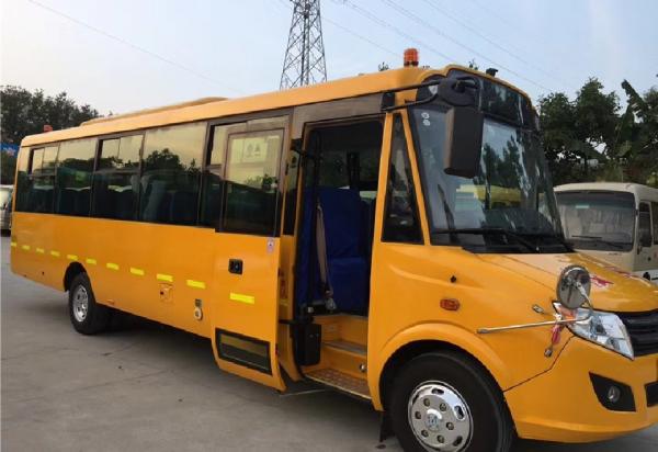DONGFENG Old Yellow School Bus , Large Used Coach Bus LHD Model With 56 Seats